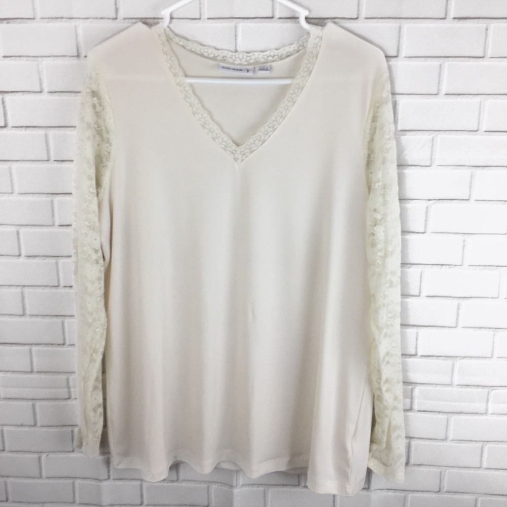 Susan Graver lace sleeved top✨